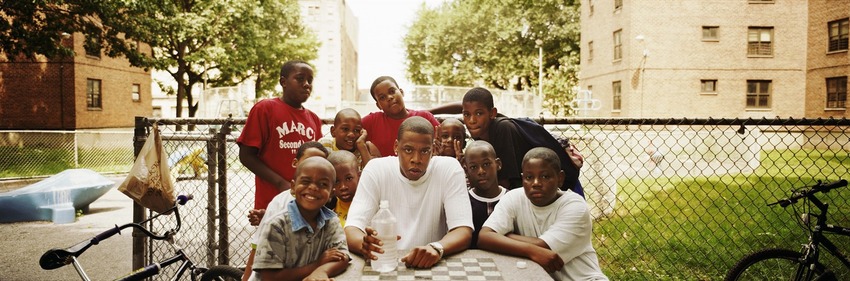 Тази фотография на Jay Z от 1998 година е заснела рапъра при посещение на неговия дом от детинство - комплексът Marcy Houses в Бруклин, Ню Йорк