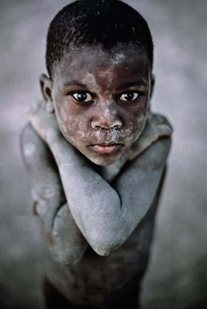 Малко дете от Мали застава пред обектива на МакКъри